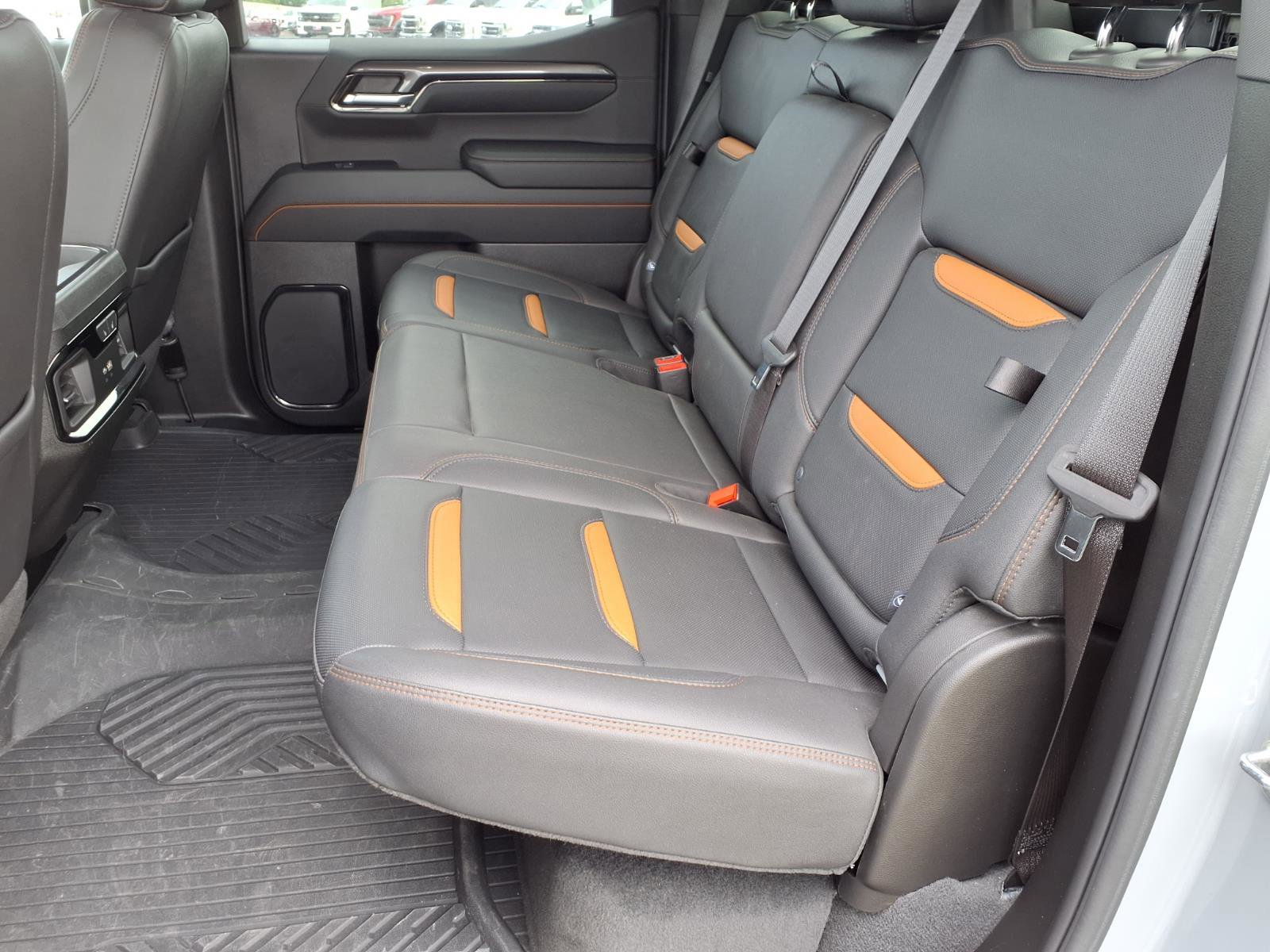 Used 2024 GMC Sierra 1500 AT4 w/ Technology Package AWD/4WD image 9