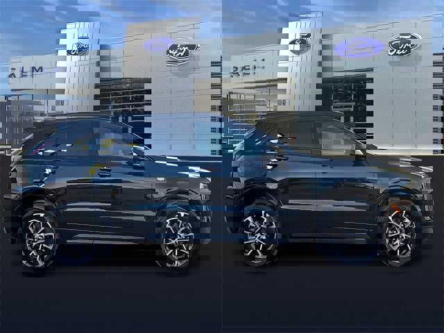 Used 2025 Cadillac XT4 Sport image 2