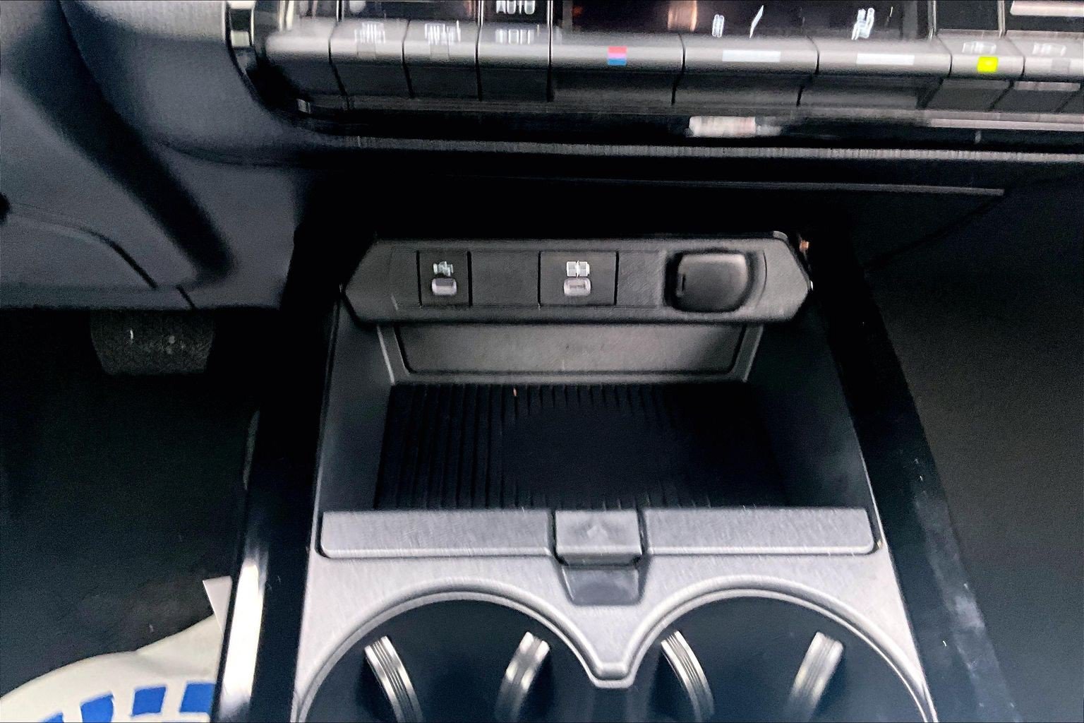Used 2025 Toyota Prius LE FWD image 34