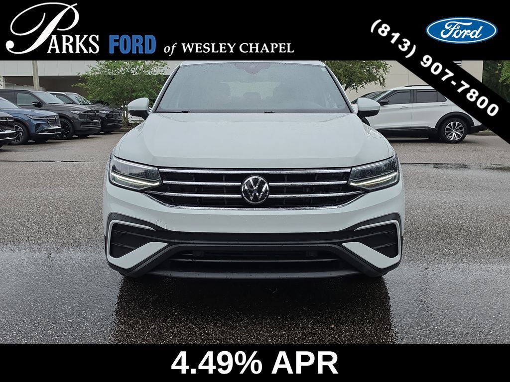 Used 2024 Volkswagen Tiguan SE w/ Panoramic Sunroof Package FWD image 3