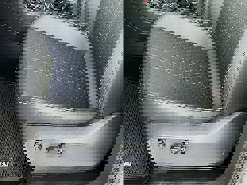 Used 2023 Volkswagen Tiguan SE R-Line image 31