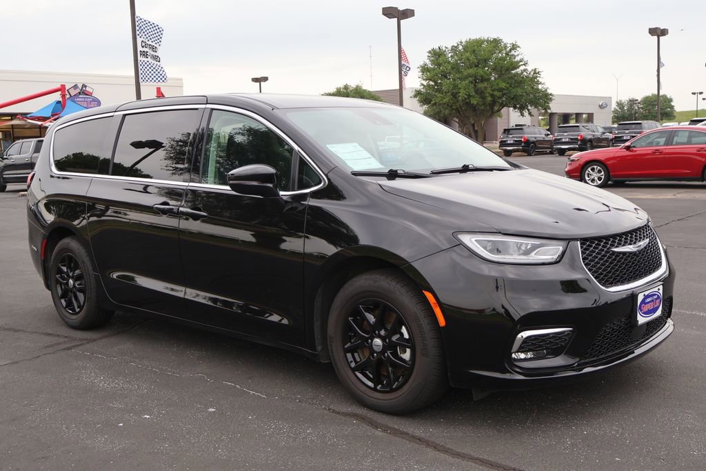Used 2024 Chrysler Pacifica Touring-L FWD image 11