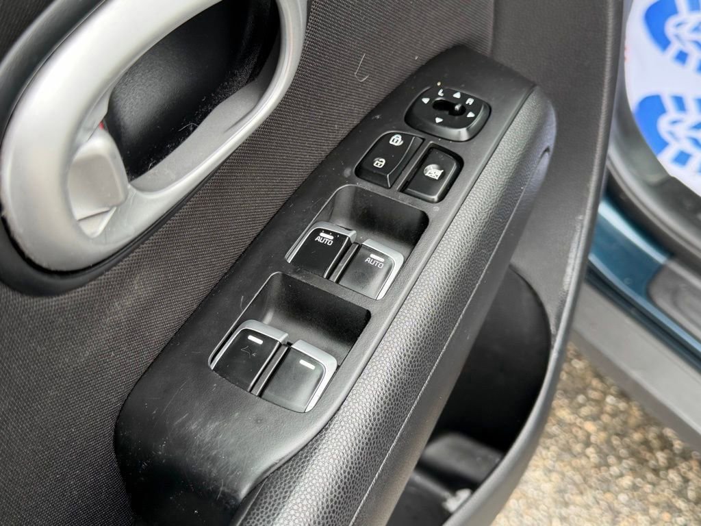 Used 2017 Kia Soul + image 13