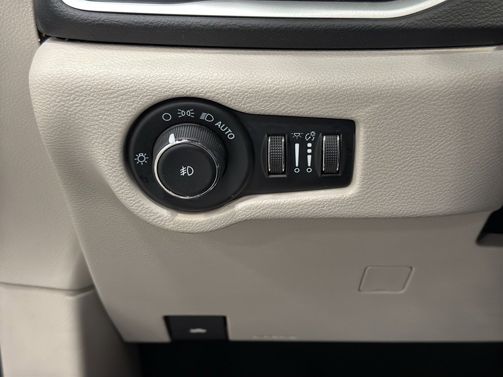 Used 2023 Chrysler Pacifica Touring-L image 11