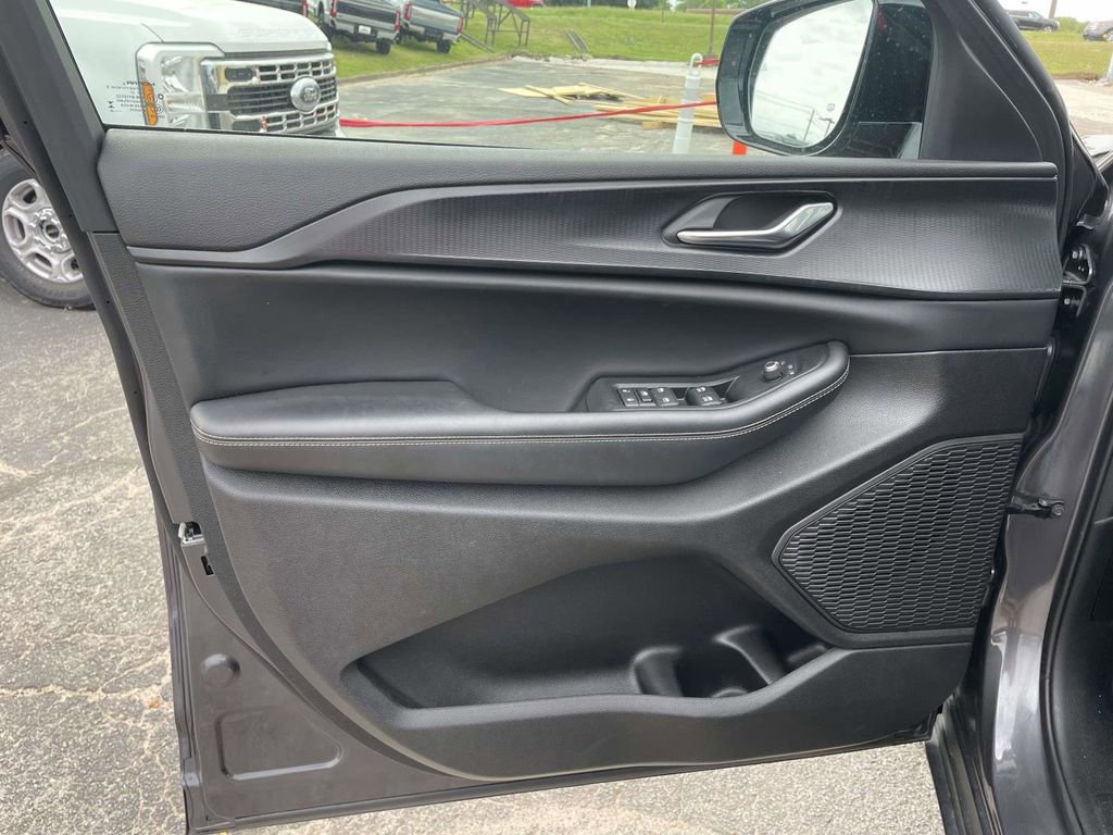 Used 2025 Jeep Grand Cherokee L Altitude image 15