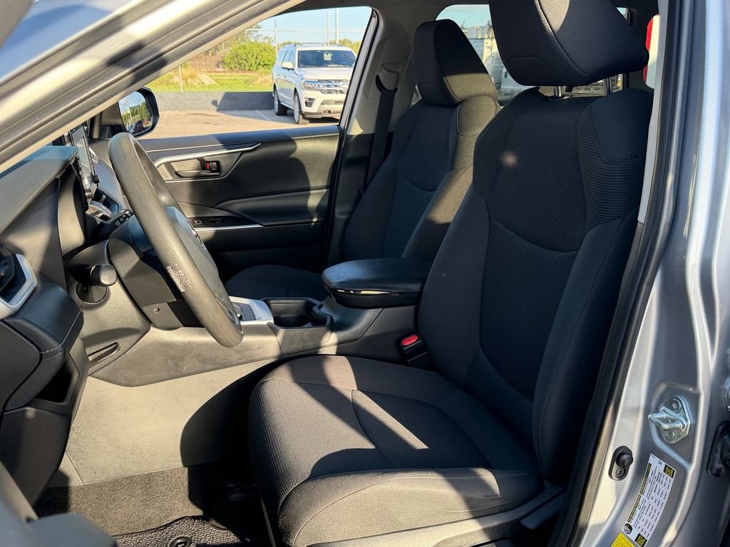 Used 2021 Toyota RAV4 LE FWD image 10