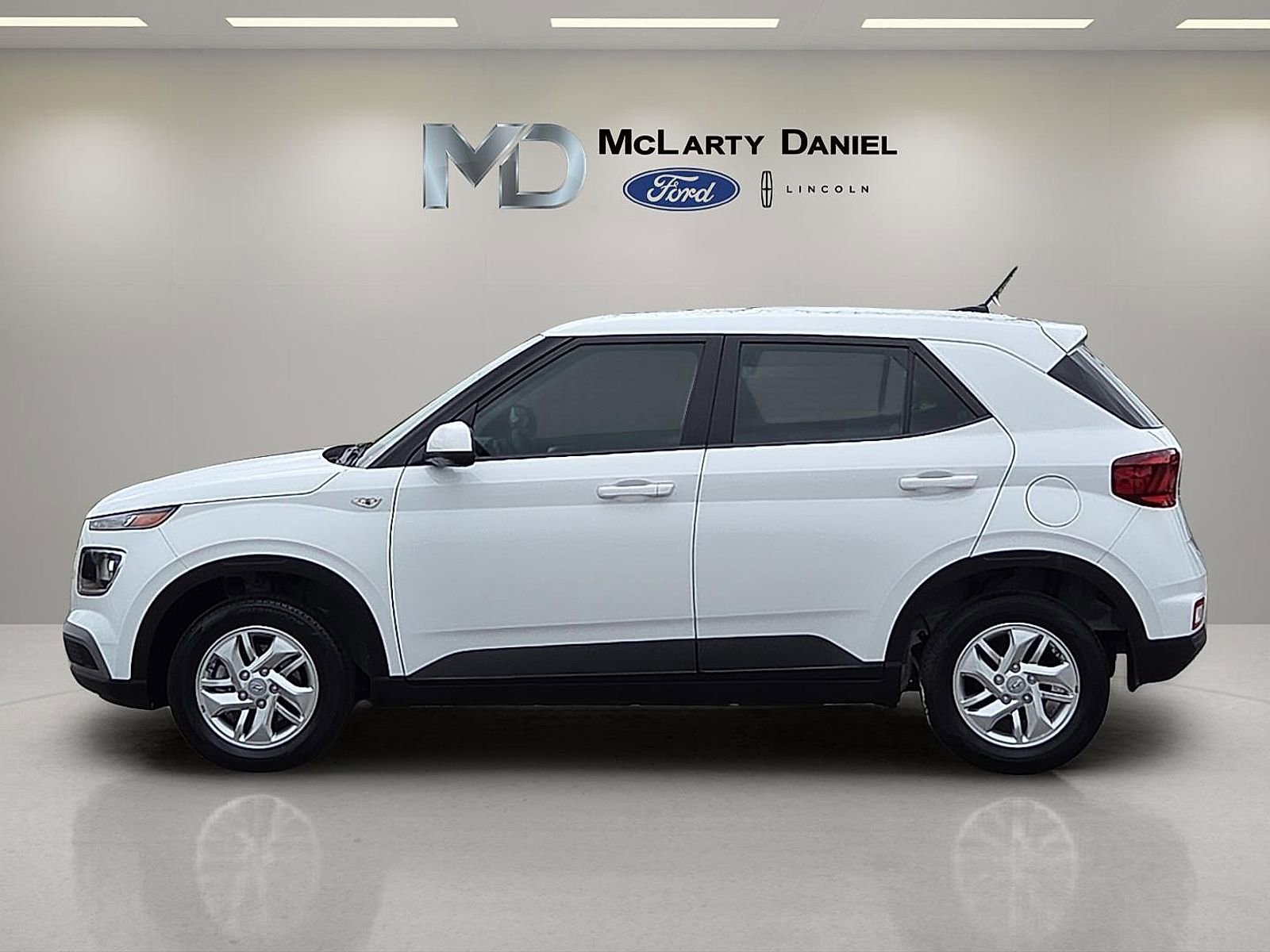 Used 2025 Hyundai Venue SE image 3