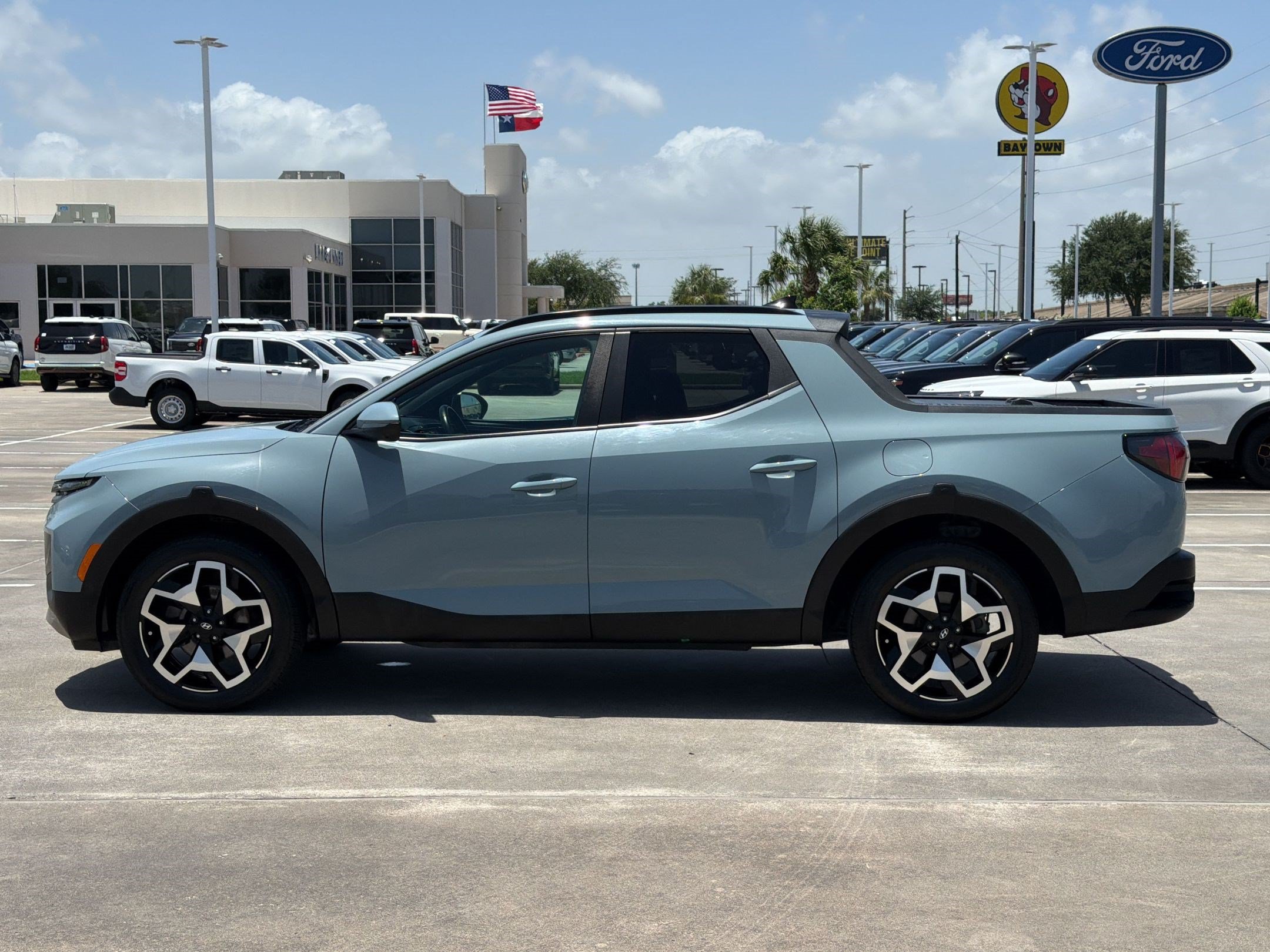 Used 2023 Hyundai Santa Cruz Limited AWD/4WD image 2