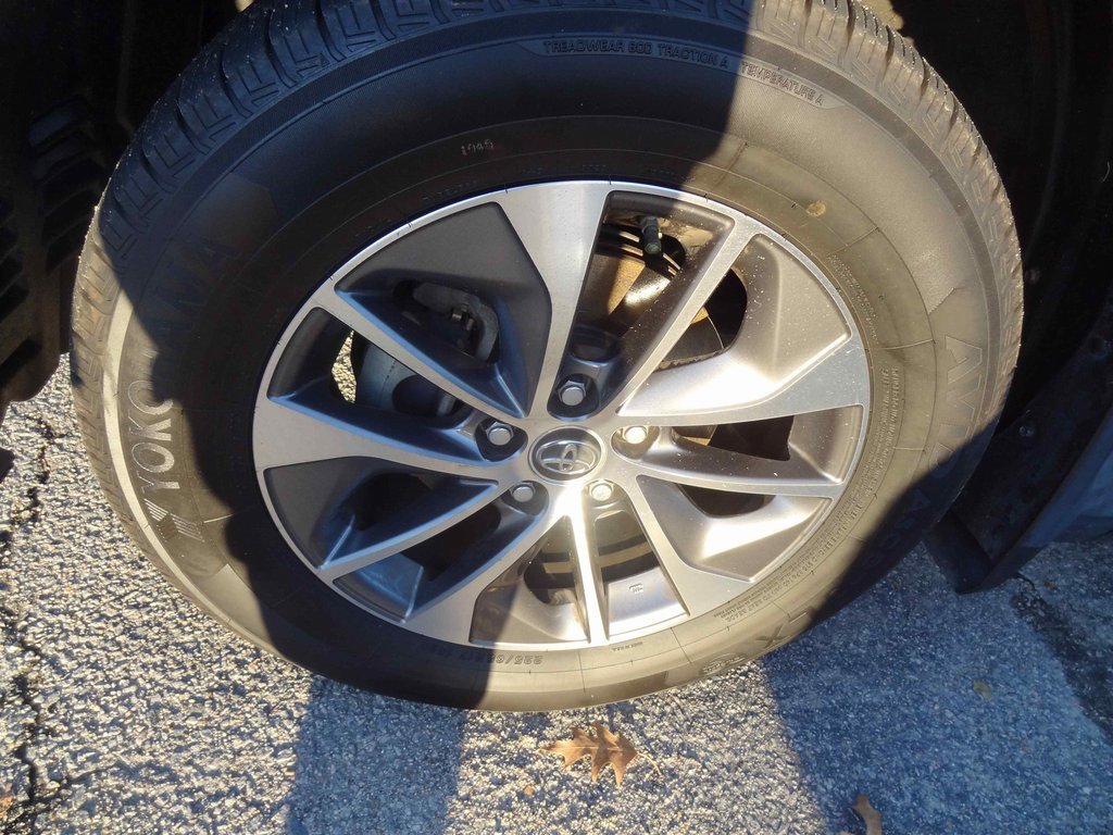 Used 2018 Toyota RAV4 LE image 10