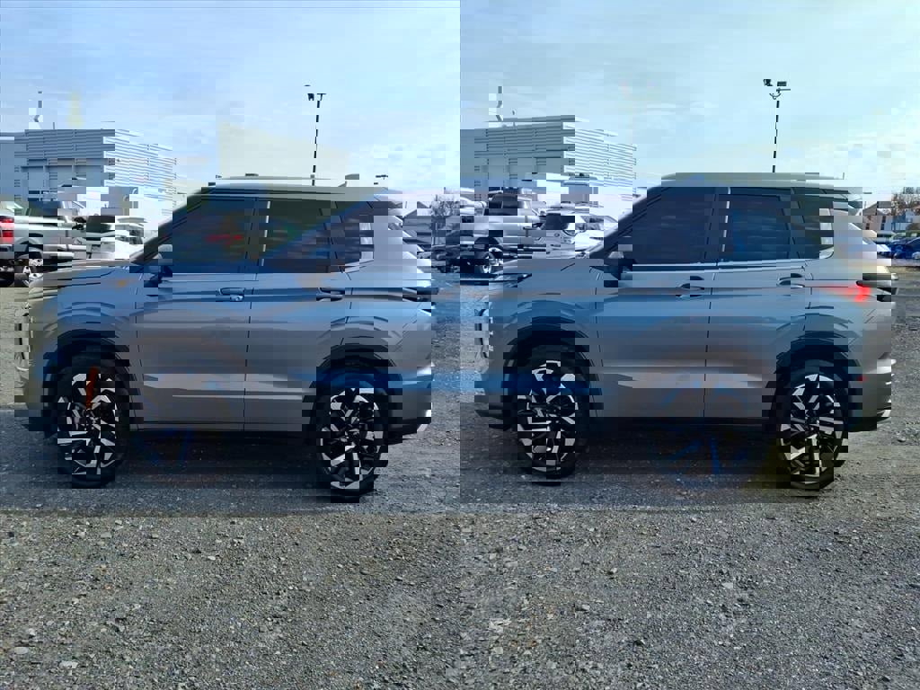 Used 2023 Mitsubishi Outlander SE image 6