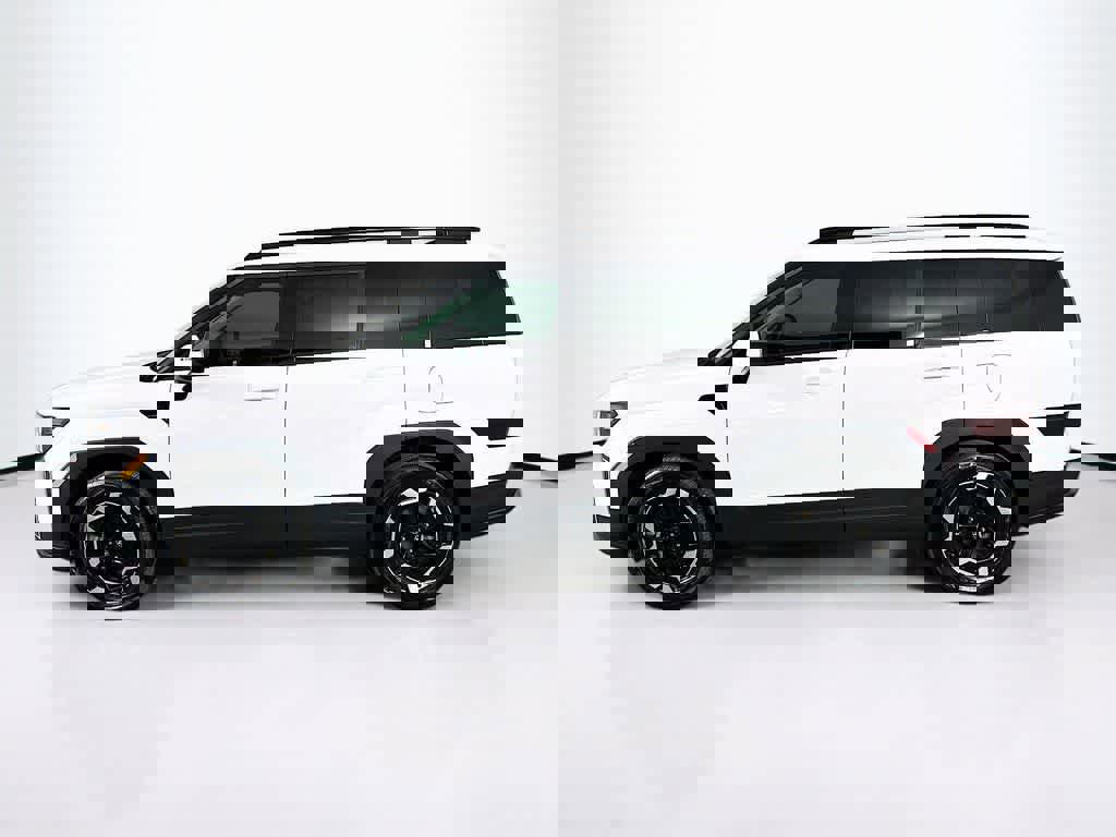 Used 2025 Hyundai Santa Fe SEL image 2