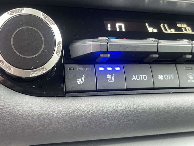 Used 2023 Toyota Sequoia Platinum AWD/4WD image 28