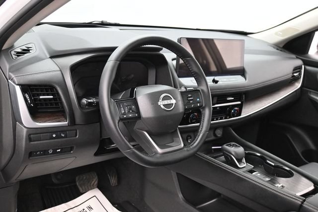 Used 2025 Nissan Rogue Platinum w/ Platinum Premium Package FWD image 16