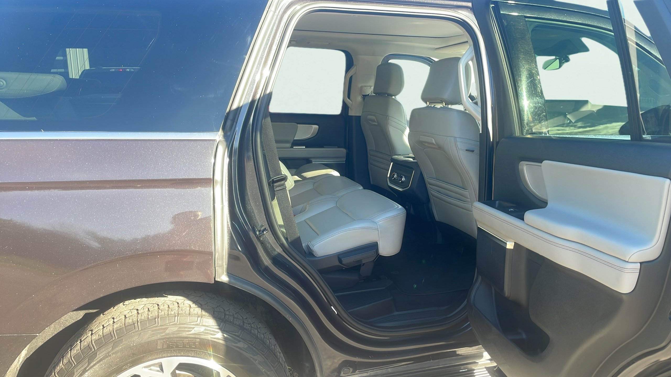 Certified 2025 Ford Expedition Active AWD/4WD image 15