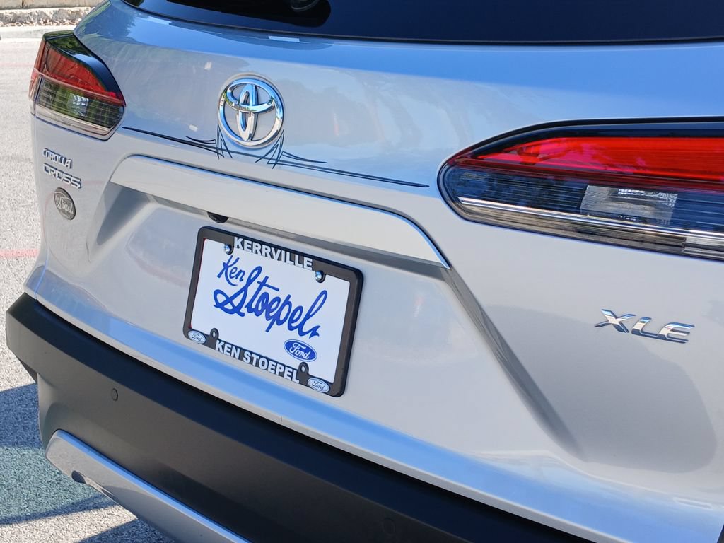 Used 2022 Toyota Corolla Cross XLE w/ Convenience Package FWD image 26