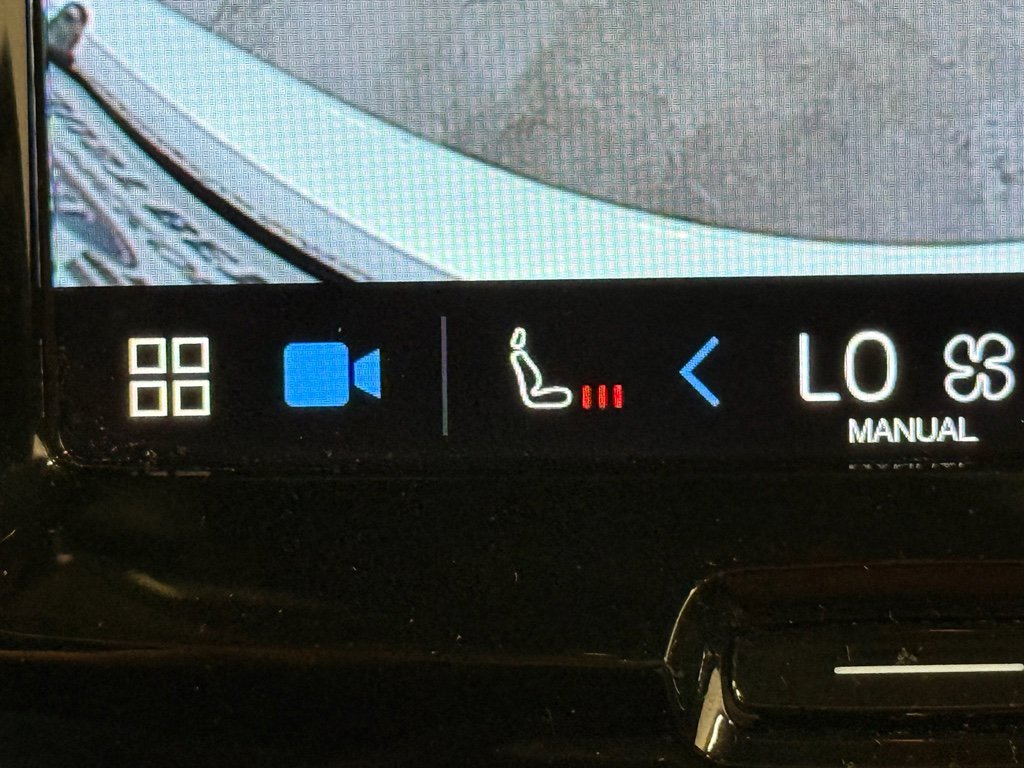 Used 2022 Volvo XC60 B5 Momentum image 24