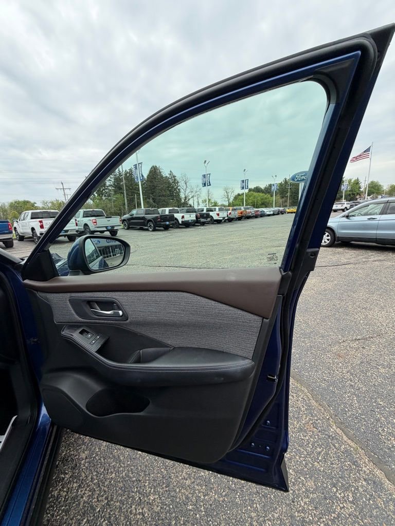 Used 2022 Nissan Rogue SV AWD/4WD image 13