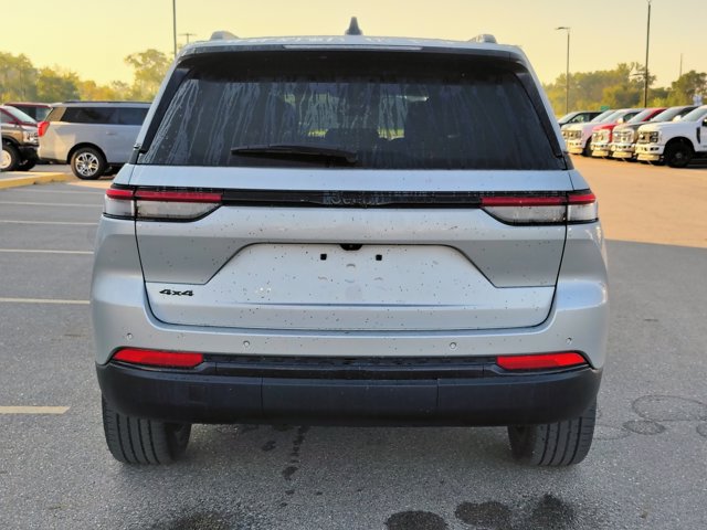 Used 2023 Jeep Grand Cherokee Altitude AWD/4WD image 5