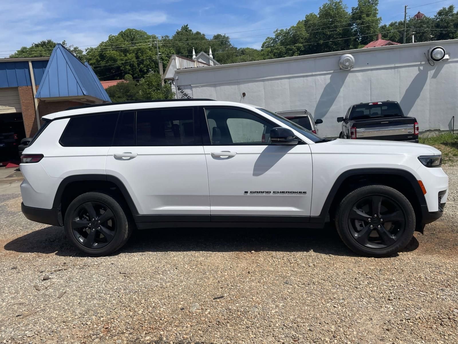 Used 2023 Jeep Grand Cherokee L Laredo AWD/4WD image 2