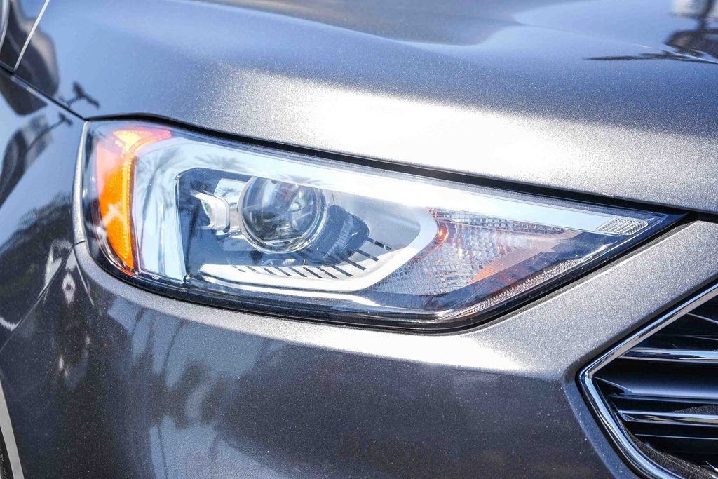 Certified 2019 Ford Edge SE FWD image 4