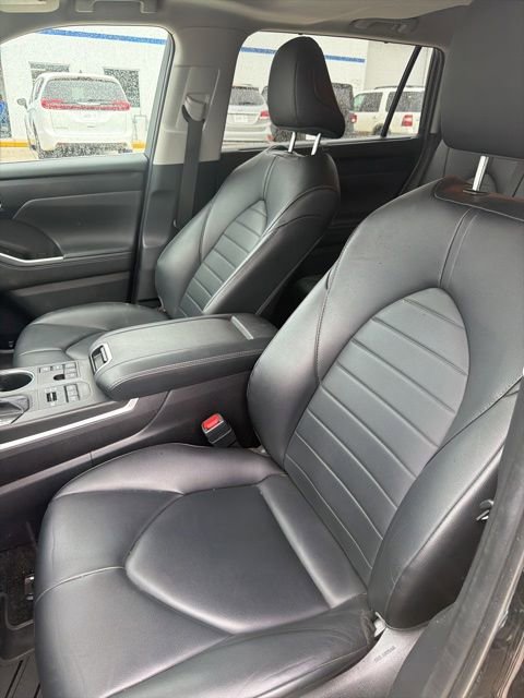 Used 2024 Toyota Highlander XLE AWD/4WD image 21