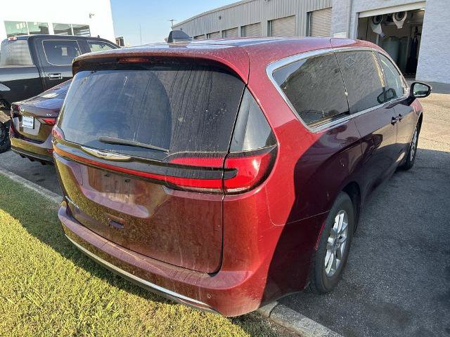 Used 2023 Chrysler Pacifica Touring-L FWD image 3