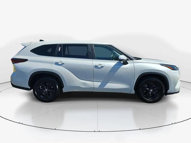 Used 2024 Toyota Highlander LE FWD image 3