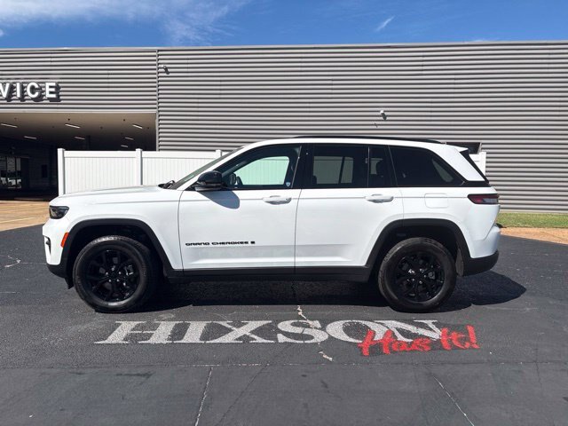 Used 2025 Jeep Grand Cherokee Altitude RWD image 2