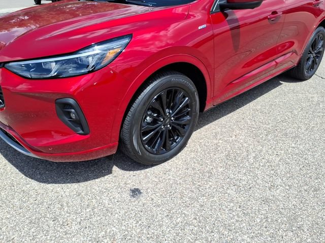 Certified 2024 Ford Escape ST-Line Elite AWD/4WD image 4