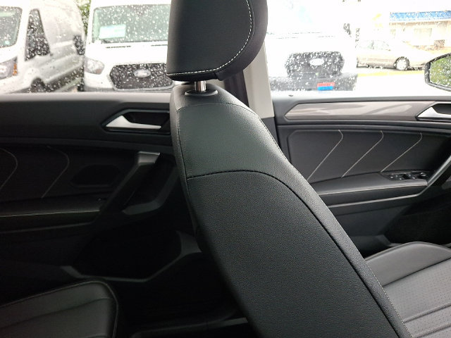 Used 2023 Volkswagen Tiguan SE w/ Panoramic Sunroof Package AWD/4WD image 13