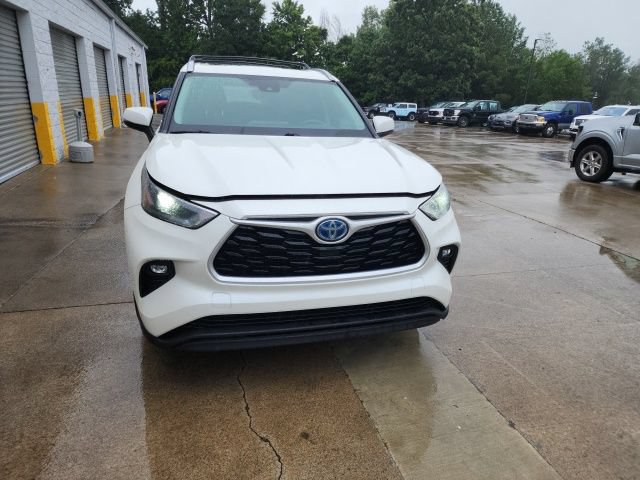 Used 2021 Toyota Highlander XLE AWD/4WD image 3
