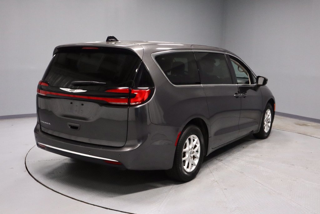 Used 2023 Chrysler Pacifica Touring-L FWD image 11