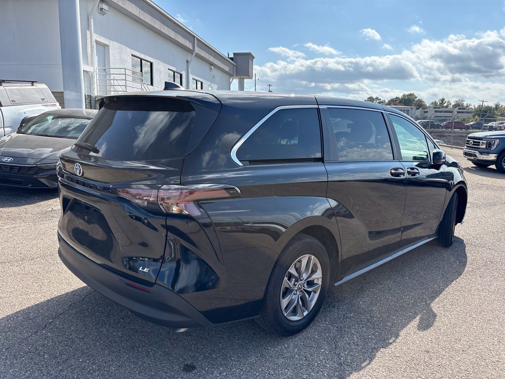 Used 2025 Toyota Sienna LE FWD image 7