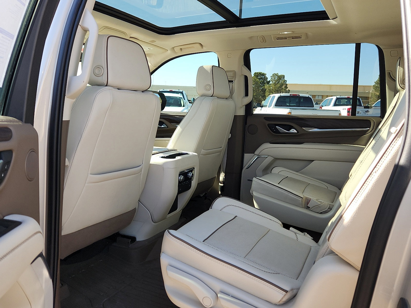 Used 2022 GMC Yukon XL Denali image 9