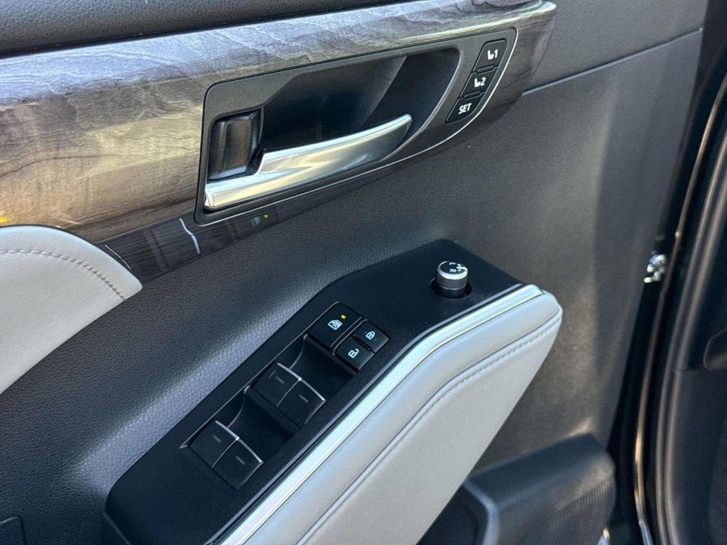 Used 2022 Toyota Highlander Limited image 23