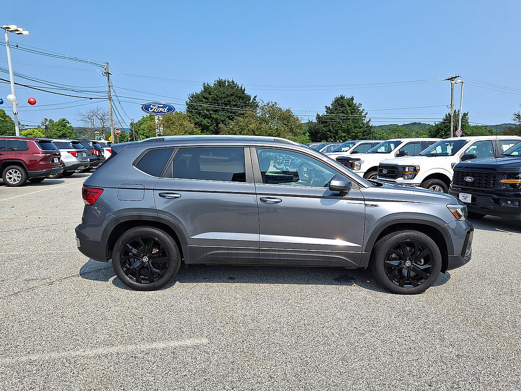 Used 2023 Volkswagen Taos SE w/ Panoramic Sunroof Package AWD/4WD image 18