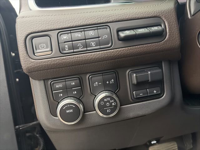 Used 2022 GMC Yukon XL Denali w/ Denali Premium Package image 19