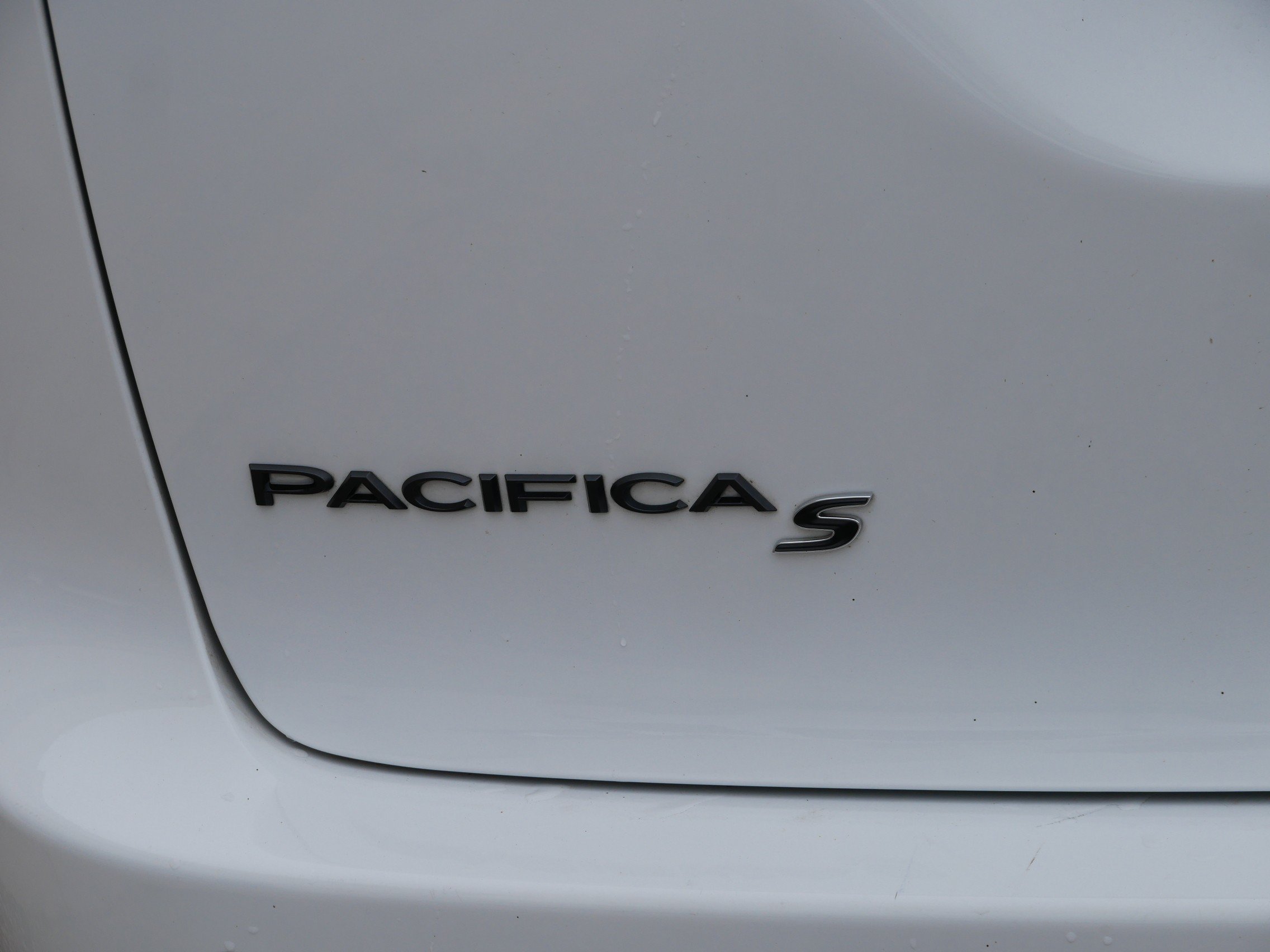 Used 2025 Chrysler Pacifica Limited FWD image 4