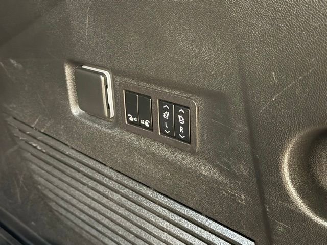 Used 2023 GMC Yukon XL SLT w/ SLT Luxury Package image 40