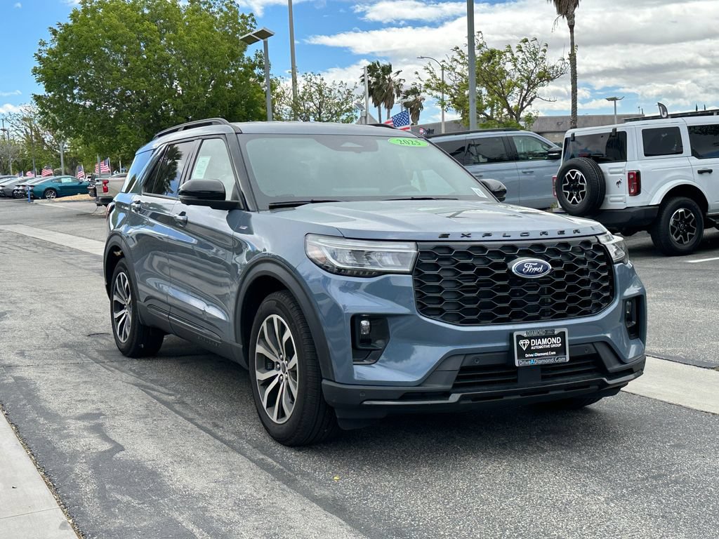 Certified 2025 Ford Explorer ST-Line w/ Premium Package RWD image 10