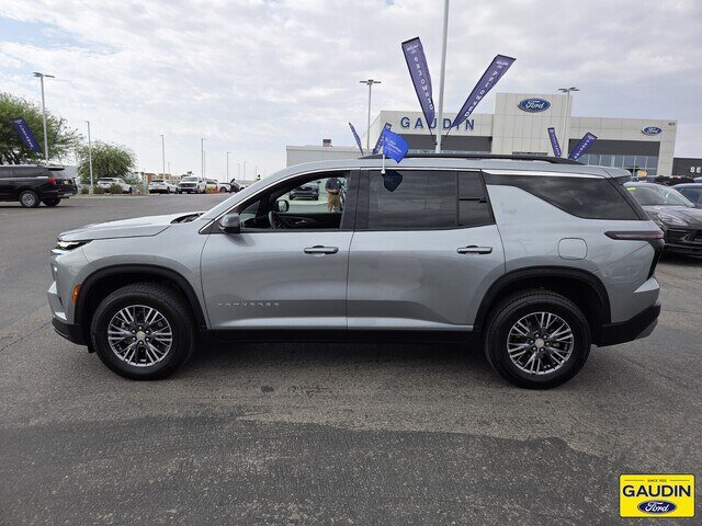 Used 2026 Chevrolet Traverse LT FWD image 4
