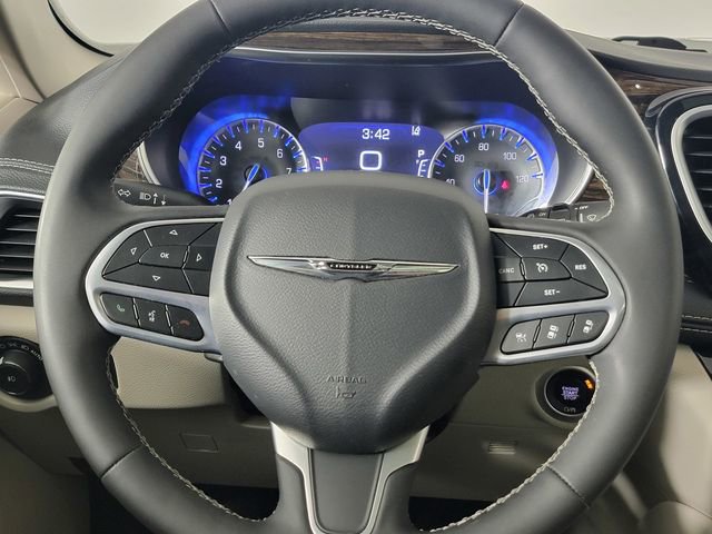 Used 2023 Chrysler Pacifica Limited AWD/4WD image 26