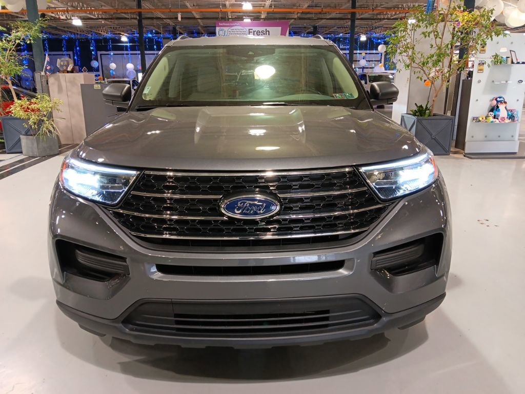 Certified 2023 Ford Explorer XLT image 3