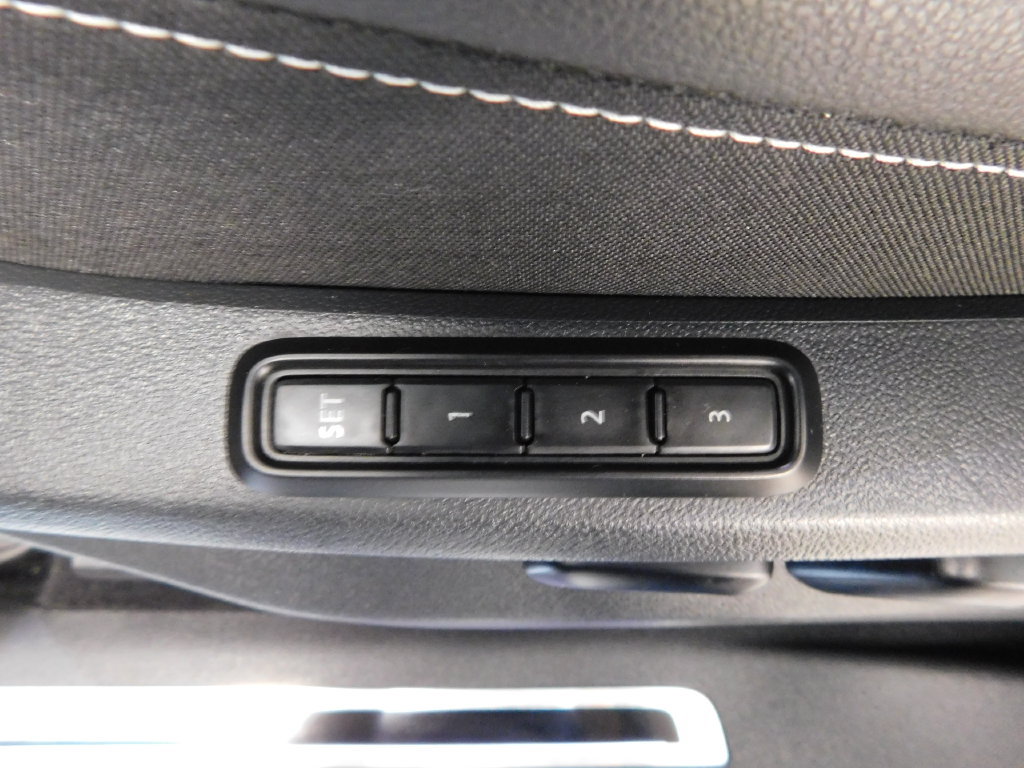Used 2022 Volkswagen Tiguan SEL R-Line AWD/4WD image 18