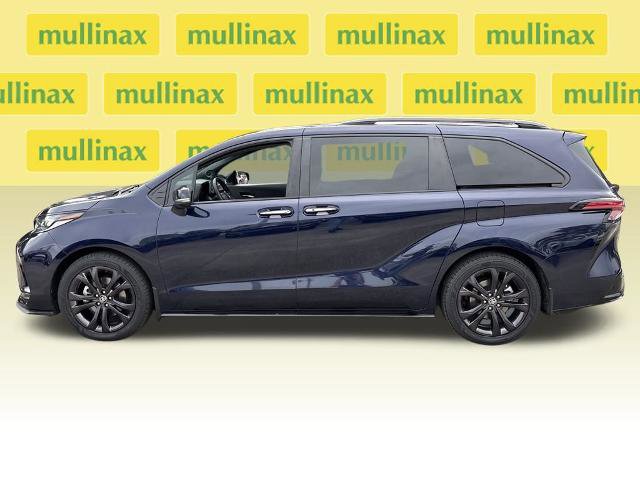 Used 2024 Toyota Sienna XSE w/ XSE Premium Package image 3