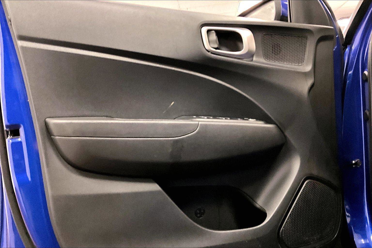 Used 2024 Hyundai Venue SEL image 22