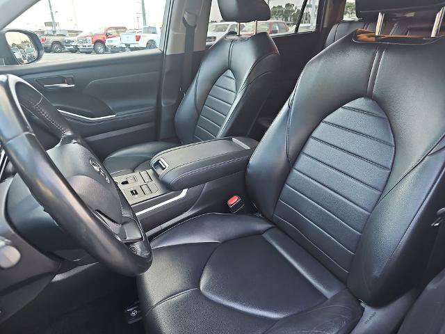 Used 2022 Toyota Highlander XLE AWD/4WD image 15