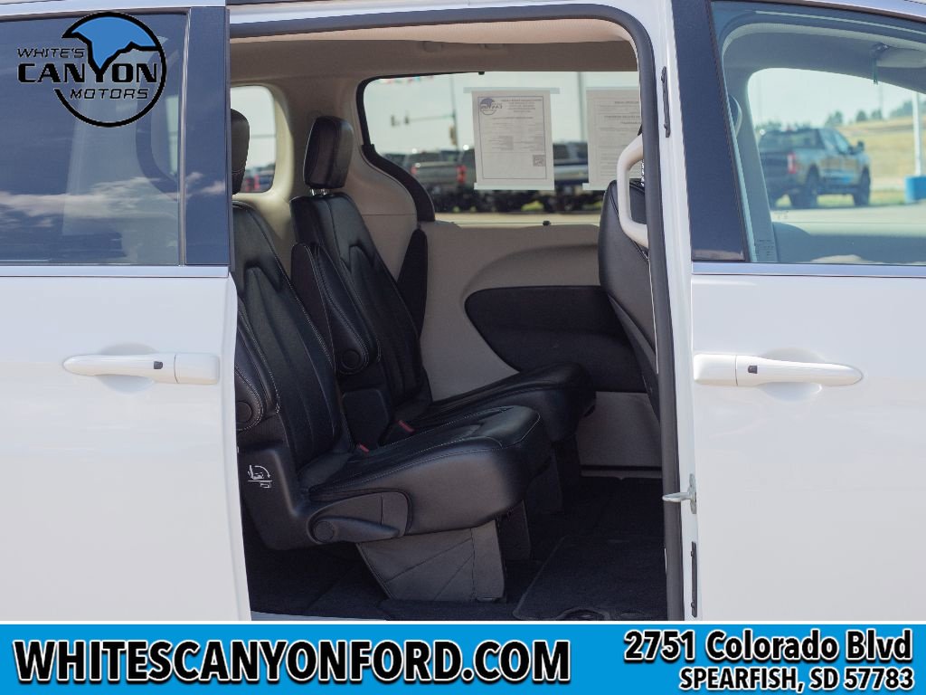 Used 2023 Chrysler Pacifica Touring-L FWD image 11