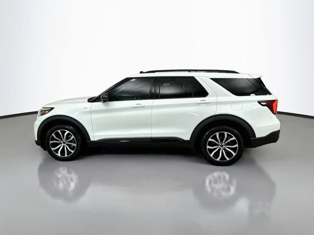 Certified 2025 Ford Explorer ST-Line AWD/4WD image 4
