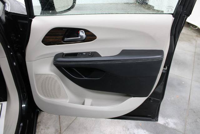 Used 2023 Chrysler Pacifica Limited FWD image 34